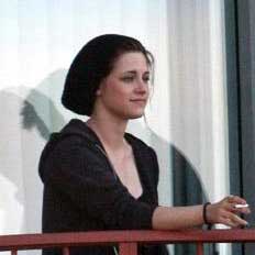 Kristen Stewart: Sydney Balcony Babe