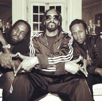 Snoop Lion (Snoop Dogg) ft Mavado, Popcaan - Lighters Up　[Official Music Video]